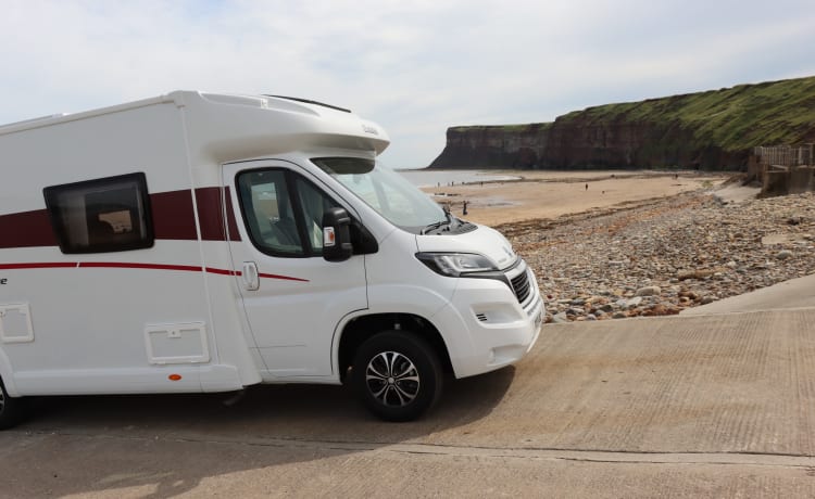 Saltburn motorhome hire  – 6-persoons Fiat bus uit 2021