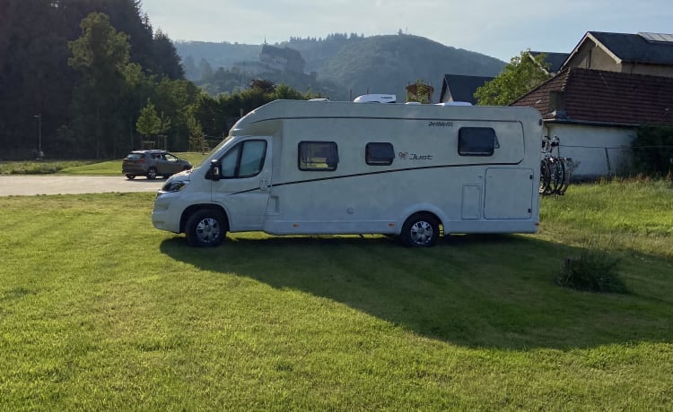 Beau camping-car familial avec de nombreuses options!