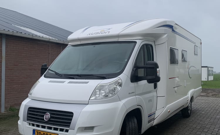 mooie  ruime camper met xxl garage