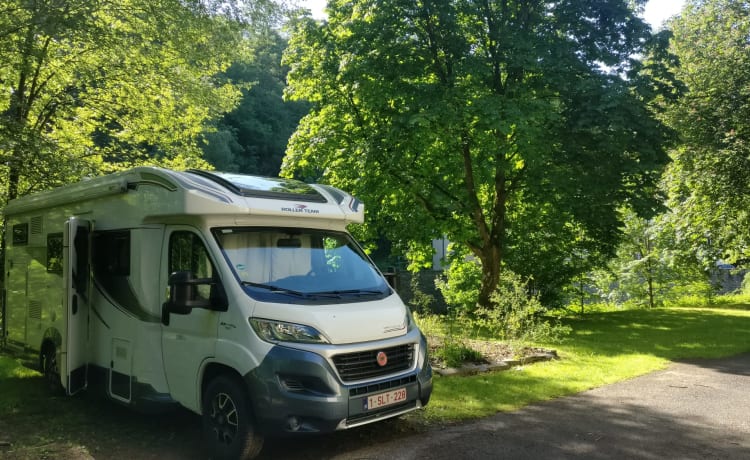 Camping-car familial attendant que la famille découvre l'Europe ensemble