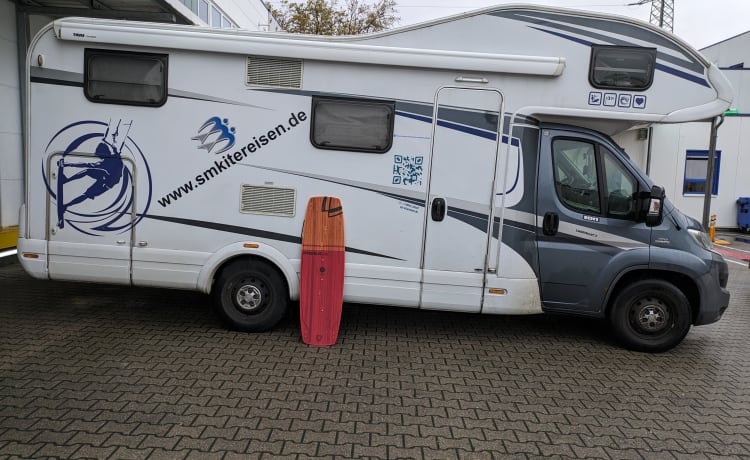 Knausi – Zelfvoorzienende familiestacaravan met 6 bedden en zitplaatsen