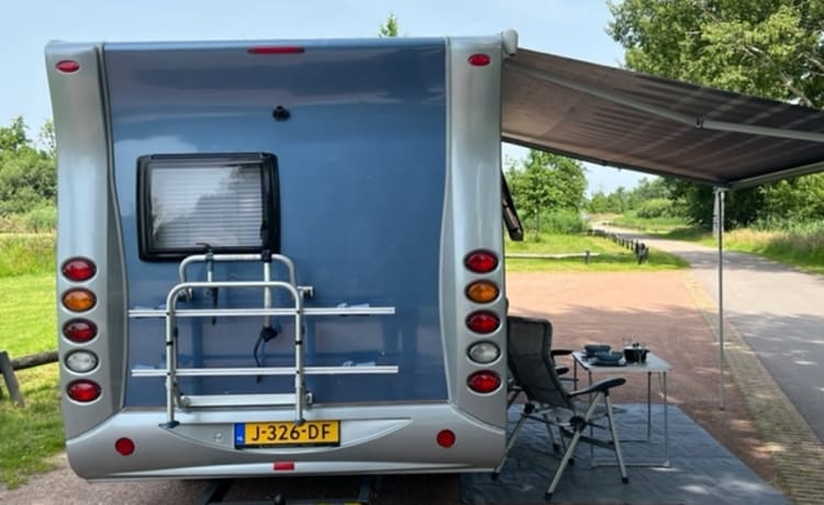 Ampio camper Hobby per due persone con ampio letto alla francese