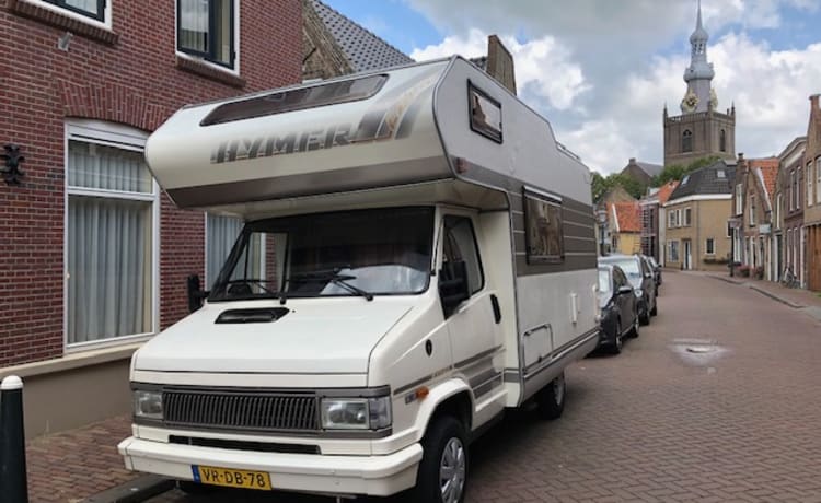 Hymer alkoof camper voor 5 personen.