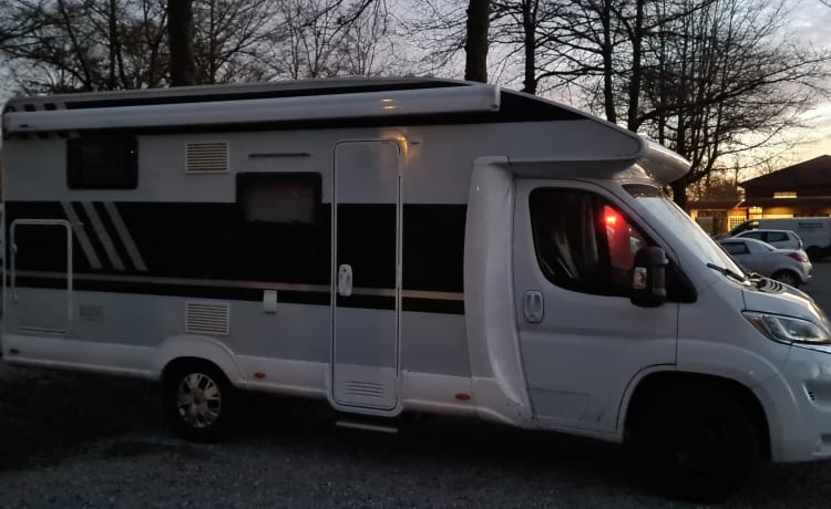 Dolly – Camper di lusso con molto spazio di stivaggio.