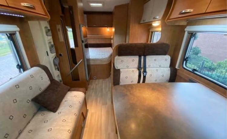 Ruime 4 persoons Fiat Camper Chausson Flash met Frans bed & hef bed