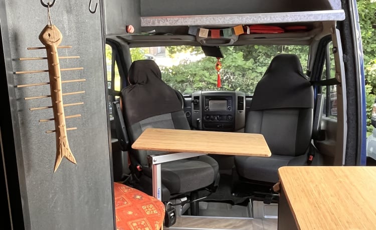 Ome toon  – luxury self-build self-sufficient Mercedes sprinter