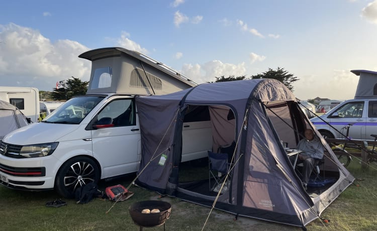 VW Campervan met PopTop in Dorset