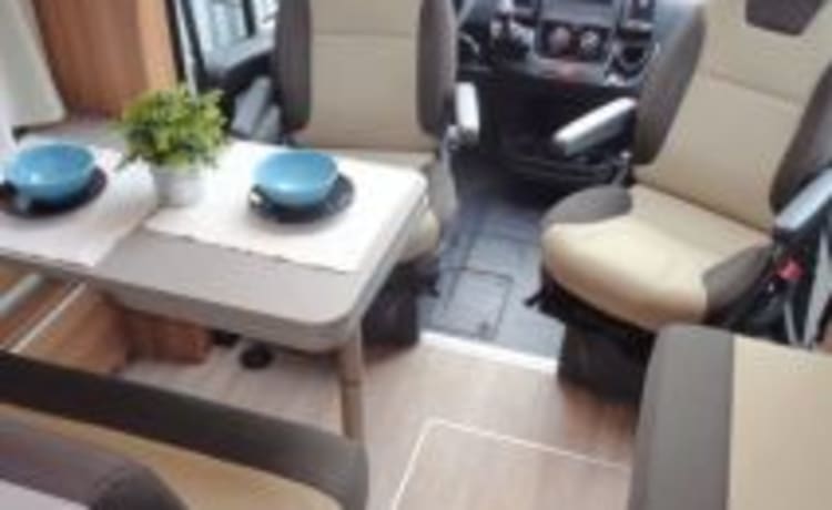 W2 – Nice 4 person camper from 2018!