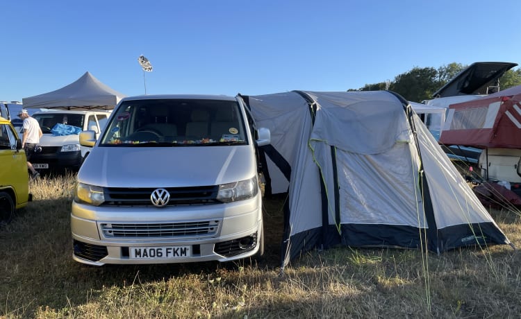 Joshua – 2 berth Volkswagen bus from 2006