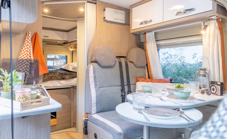 Fijnja – Luxury 4 pers. Pössl bus camper with sleeping lifting roof from 2019