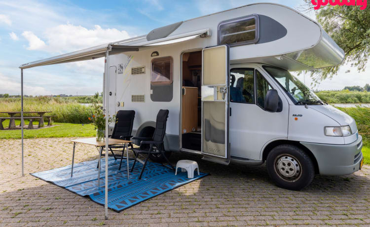 Knaussie – Wonderful compact alcove camper with 4 sleeping places