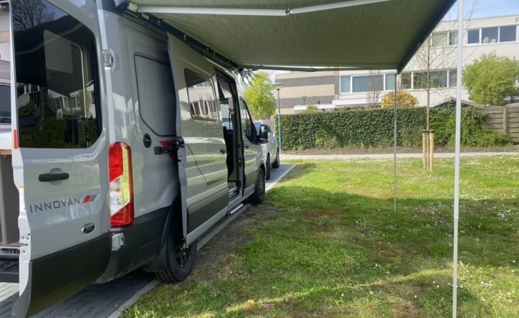 Nieuwe Camperbus Antraciet – FORD LMC Innovan 590 camperbus uit 2024