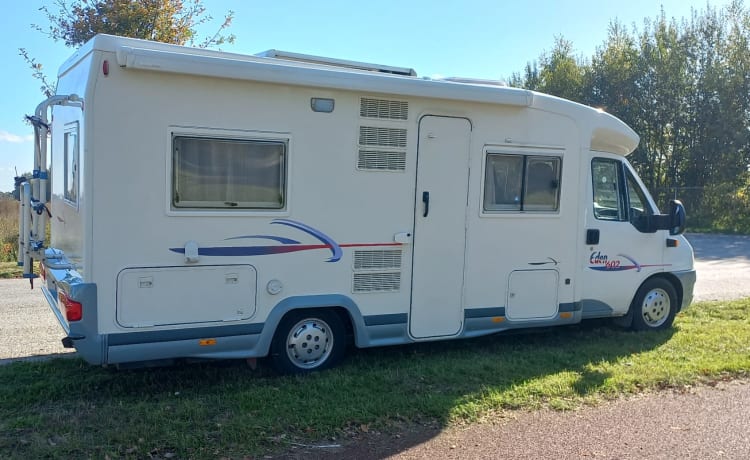 Super cozy spacious challenger eden 602 camper