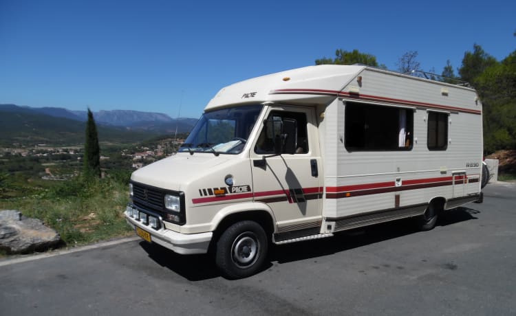 Nostalgic Oldtimer on LPG, 2/4p, fixed bed, roof racks.