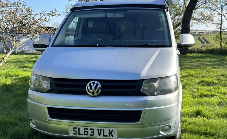 Daphne – 4 berth Volkswagen campervan, clean and tidy