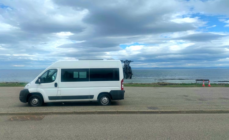 Compacte off-grid Peugeot Boxer met lengte bed voor 2 personen 