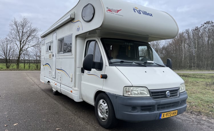 Fiat Ducato camper met stapelbed 