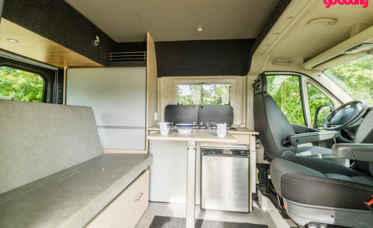 Camping-car Peugeot Boxer L1H2, parfait pour une escapade rapide.