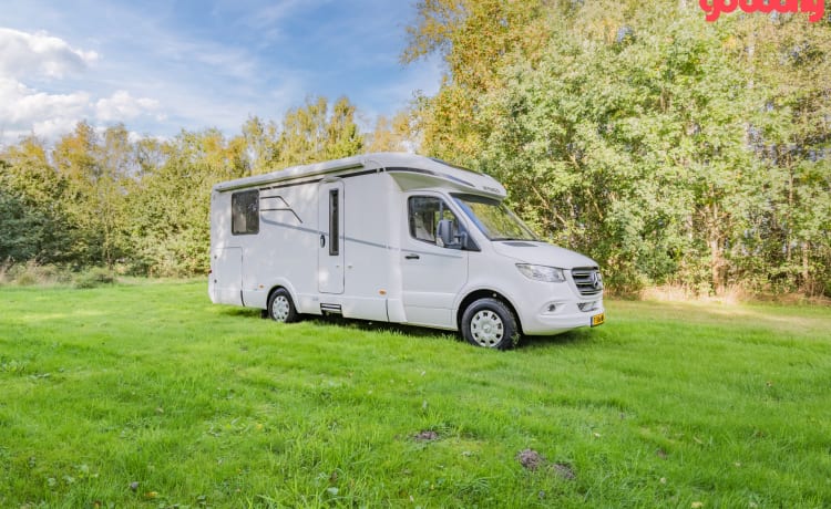 Mooie luxe uitgevoerde 4 P Hymer Mercedes camper