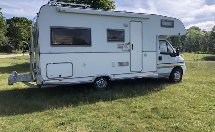 Super spacious, fresh and cozy 5 p alcove camper