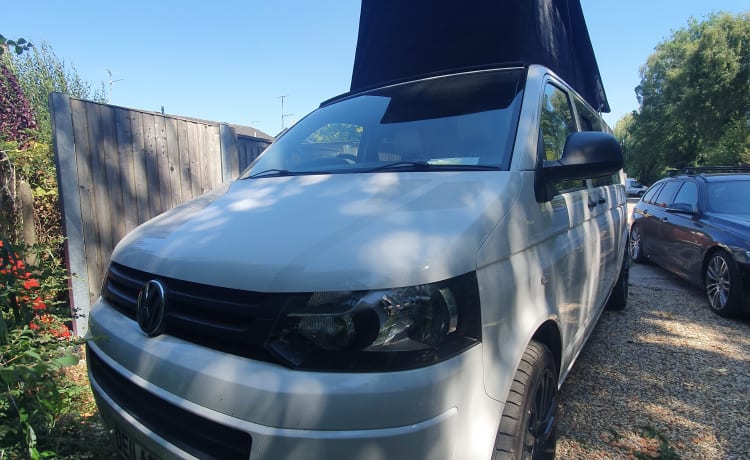 Guinevere – T5.1 Brandneuer Umbau - Volkswagen Bus mit 4 Schlafplätzen aus dem Jahr 2011