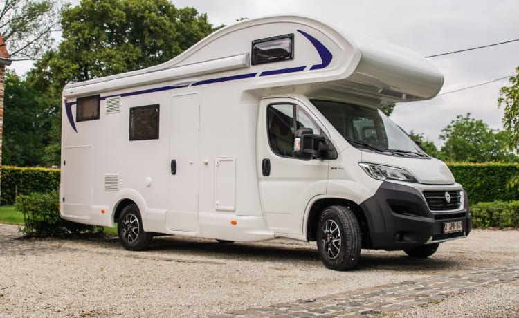 Camper van with 6 spacious sleeping places