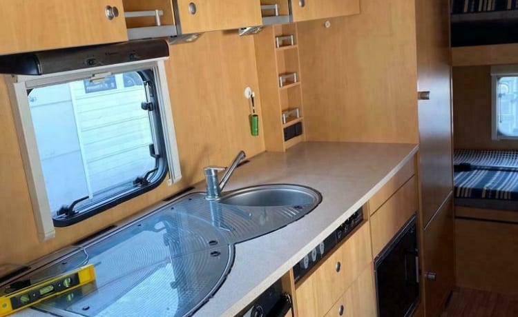 5881 – Neat spacious 6-person Alcove camper (Dethleffs 5881)