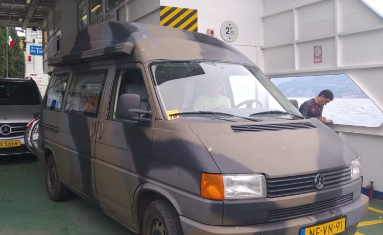 Il nostro resistente autobus mimetico VW T4 Westfalia.