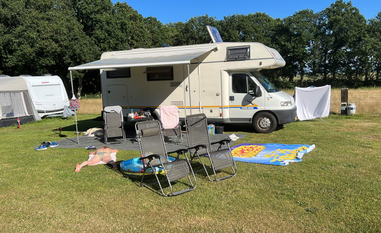 Coosie Camper  – Gezinscamper 6 personen met tent voor twee personen