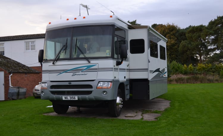 Winnebago Itasca Suncruiser 6 cuccette (4 cinture di sicurezza)