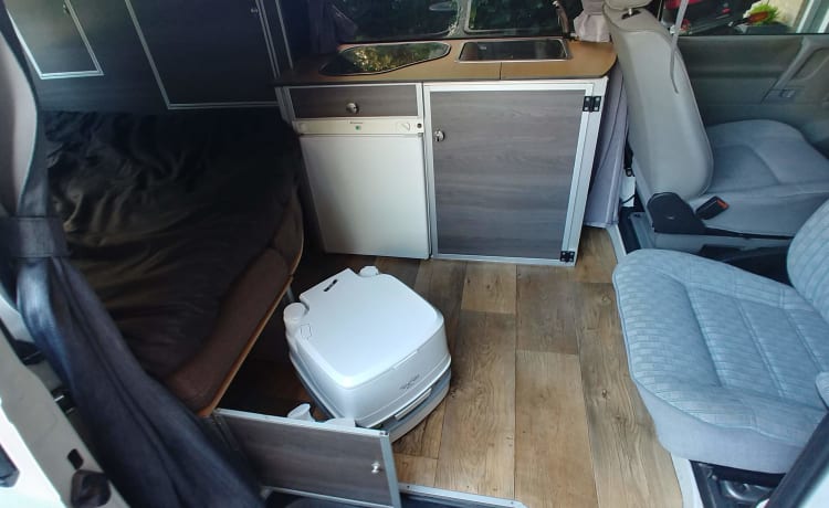 Spacious VW T4, ready to move in and self-sufficient! -> 5 star reviews!