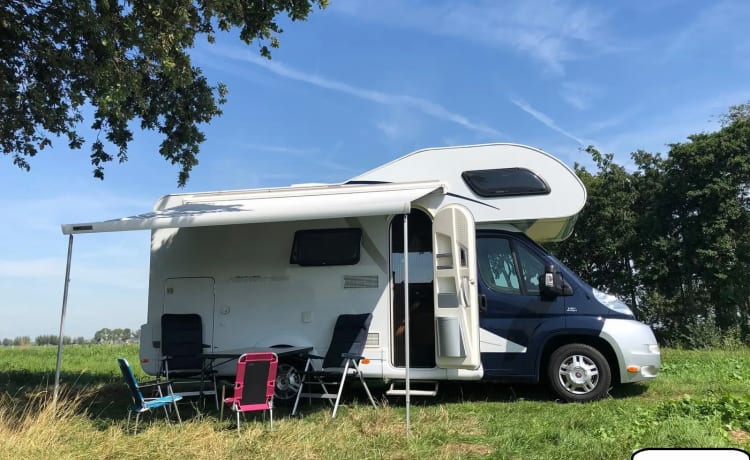Beautiful, spacious camper with heating and air conditioning