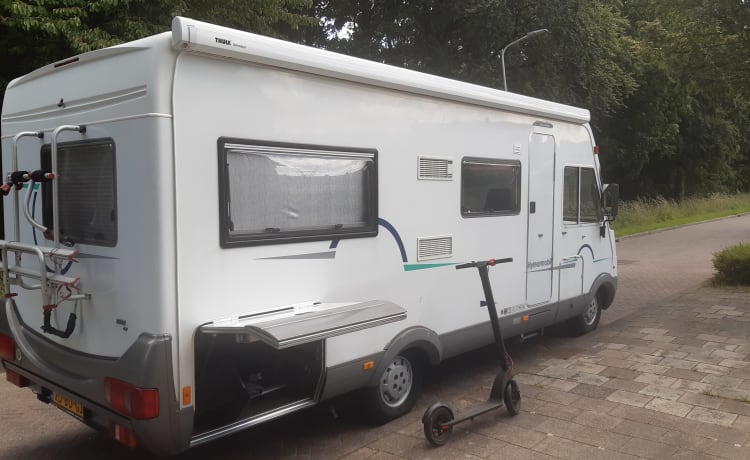 B654 – Hymer met e step en SUB board