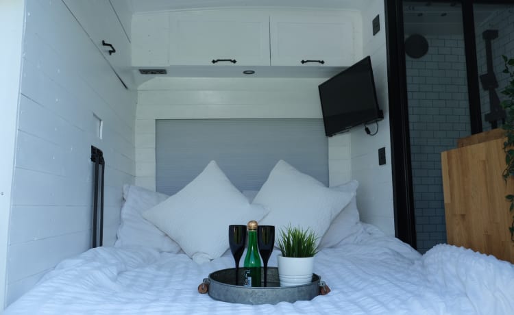 Angus – Superb 4 berth Campervan with Kingsize bed