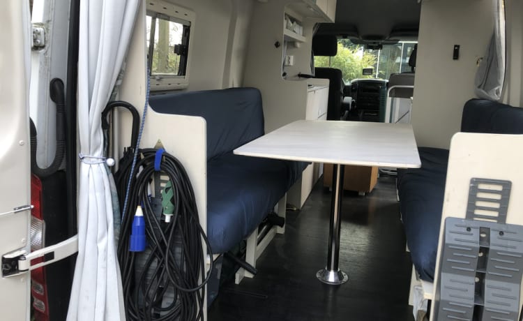 Voor levensgenieters – Camper autobus Mercedes. Completamente equipaggiato.