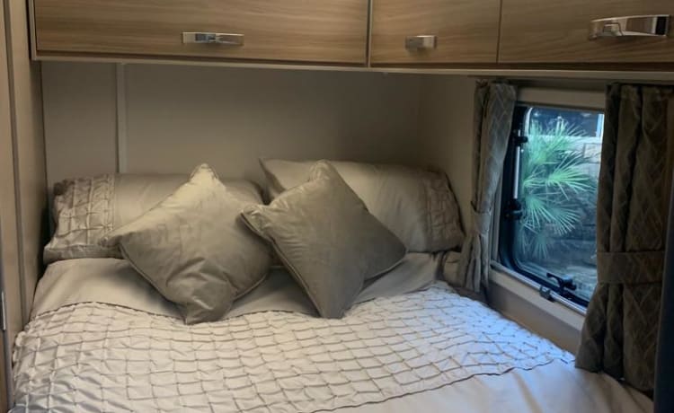 Elvis – 2021 Swift Edge - Camper 464 Black Edition con 4 posti letto