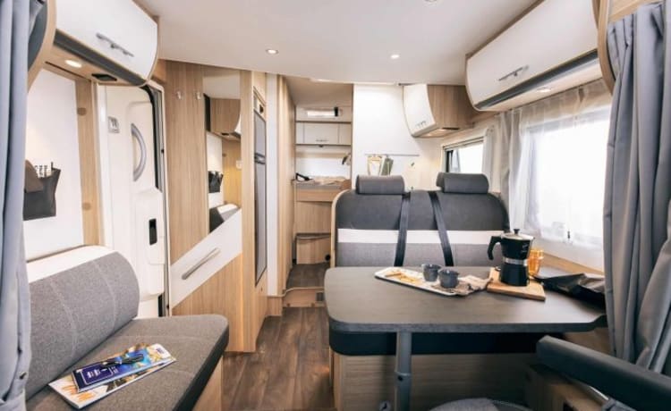 Sunlight T65 – Very nice, spacious 4-person Sunlight camper from 2023, lots of storage space.