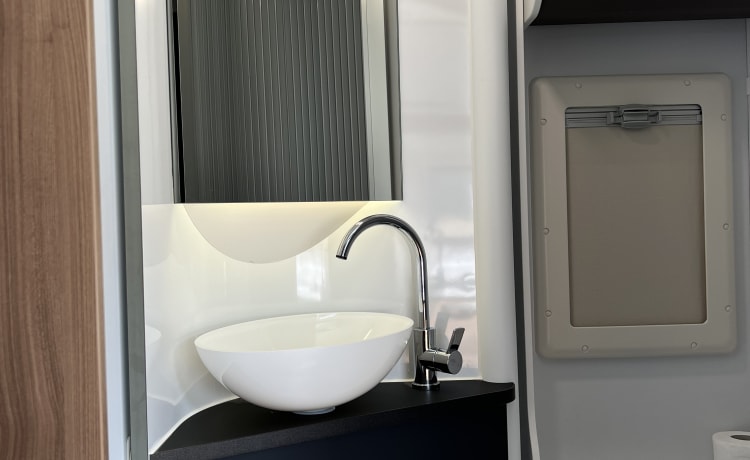 De luxe kampeerders  – Luxe 2-persoons Adria Coral 600SL Plus uit 2020