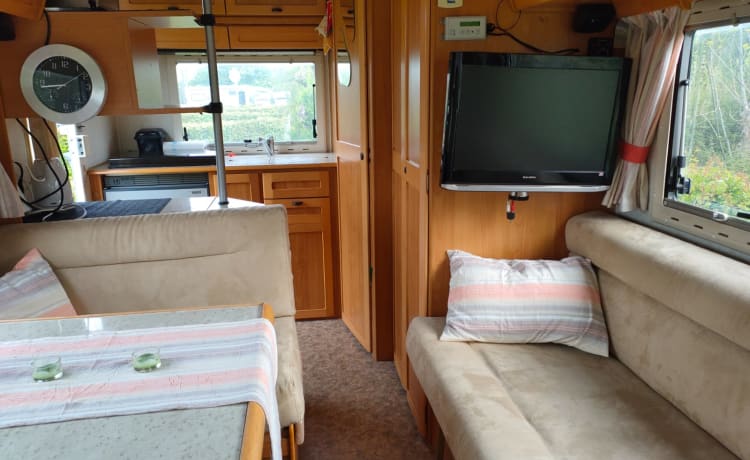 Gezinscamper 5 persoons Hymer intergraal uit 1997