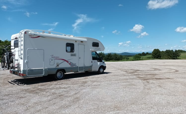 Nice 6-person alcove camper for rent