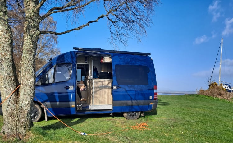 Ronnie – Vollständig netzunabhängiger Mercedes (MWB) mit Heizung, Toilette und Dusche