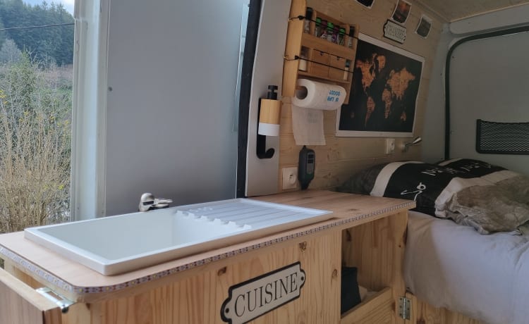 Julienvoyageur42 – Leuke peugeot boxer met houten interieur