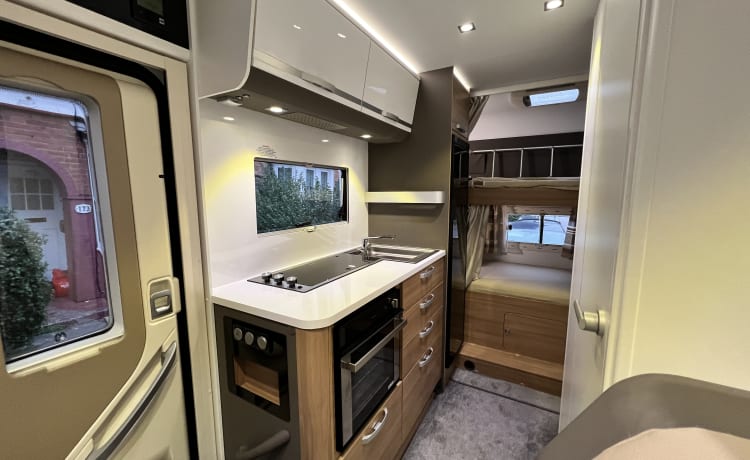 Dolly – Luxury 7 birth Motorhome Family e tu puoi avere un chilometraggio illimitato nel Regno Unito