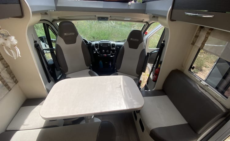 Mooie comfortabele 4p Chausson camper uit 2016!