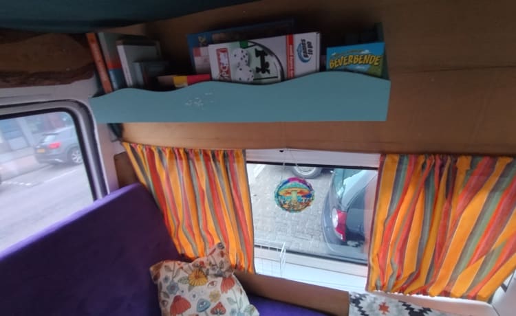 2 persoons Renault campervan uit 1995 – On an adventure with a cheerful disco camper!