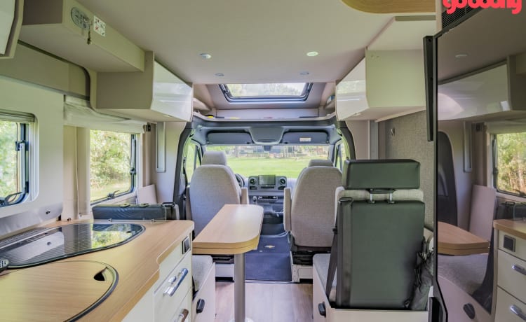 Mooie luxe uitgevoerde 4 P Hymer Mercedes camper