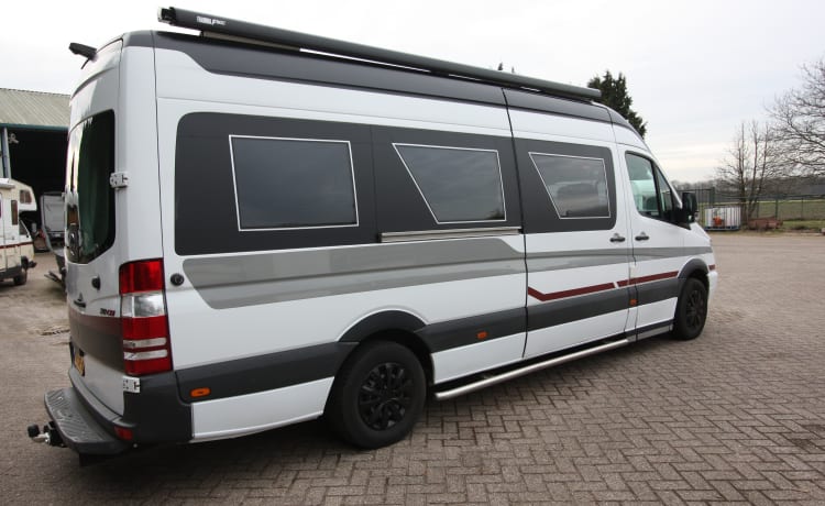 Superruime luxe MB Sprinter buscamper 2010 met XXL vastbed (2p)