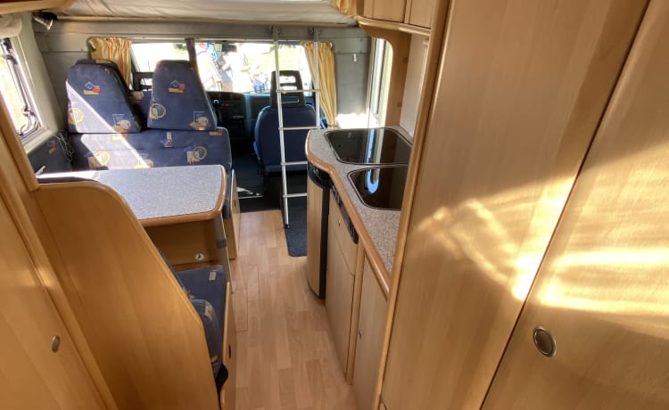 Lola Frisia – Compacte volledig ingerichte 6 persoons camper met stapelbed top indeling