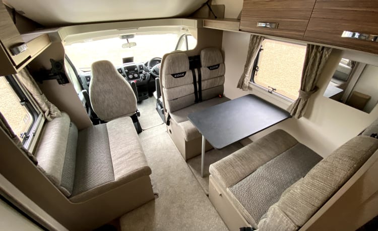 MM Motorhome – Luxe 6 couchettes ainsi que 6 ceintures de sécurité et lit fixe