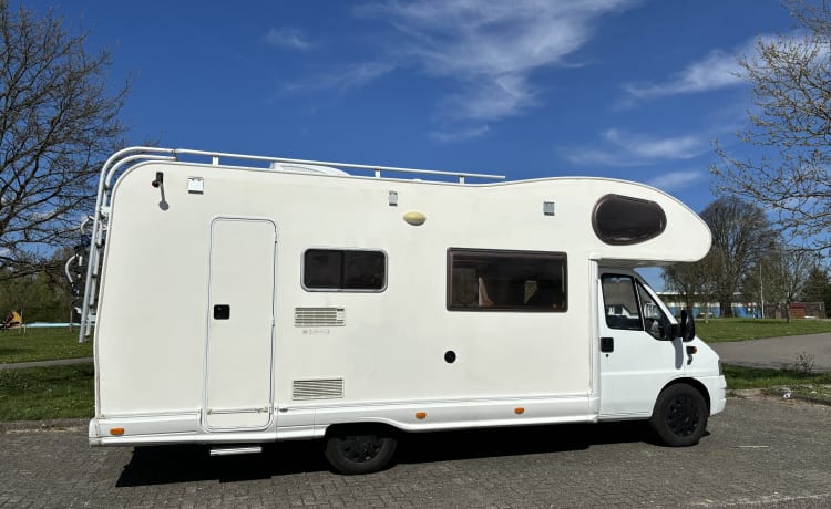 4 persoons Sun Living alkoofcamper uit 2004